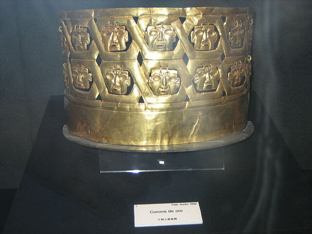 Couronne en or précolombienne avec visages gravés, exposée en vitrine au musée de Kuntur Wasi, Cajamarca