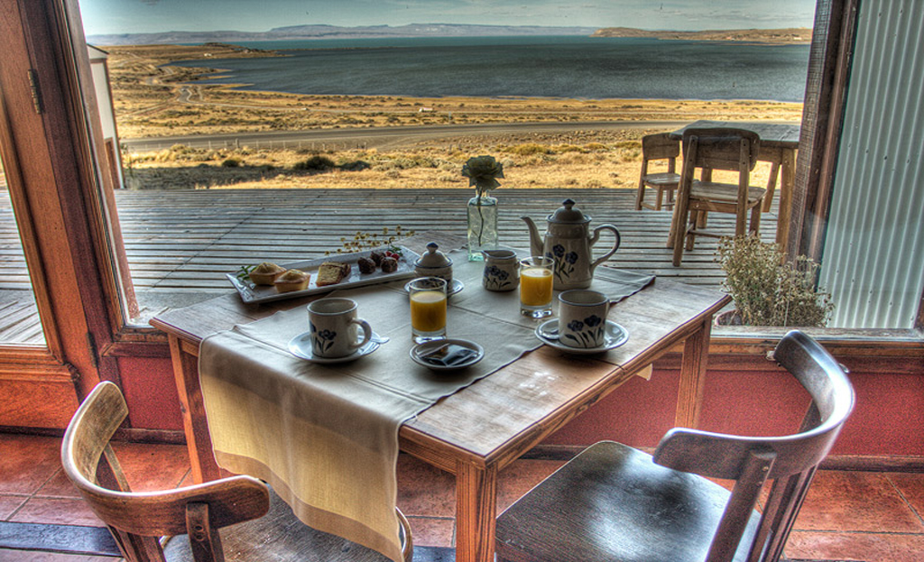 Table dressée pour le petit-déjeuner avec vue sur le lac Argentino près d'El Calafate