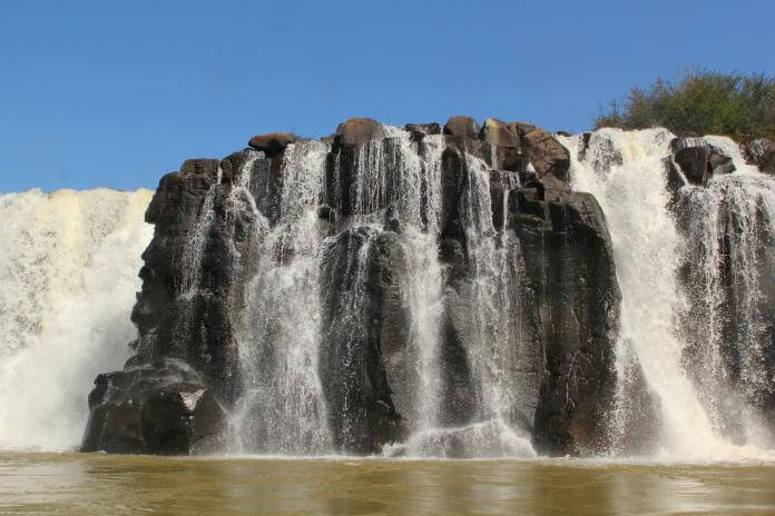 Chute d'eau rocheuse en cascade, contexte Paraguay, sans localisation précise identifiable sur l'image