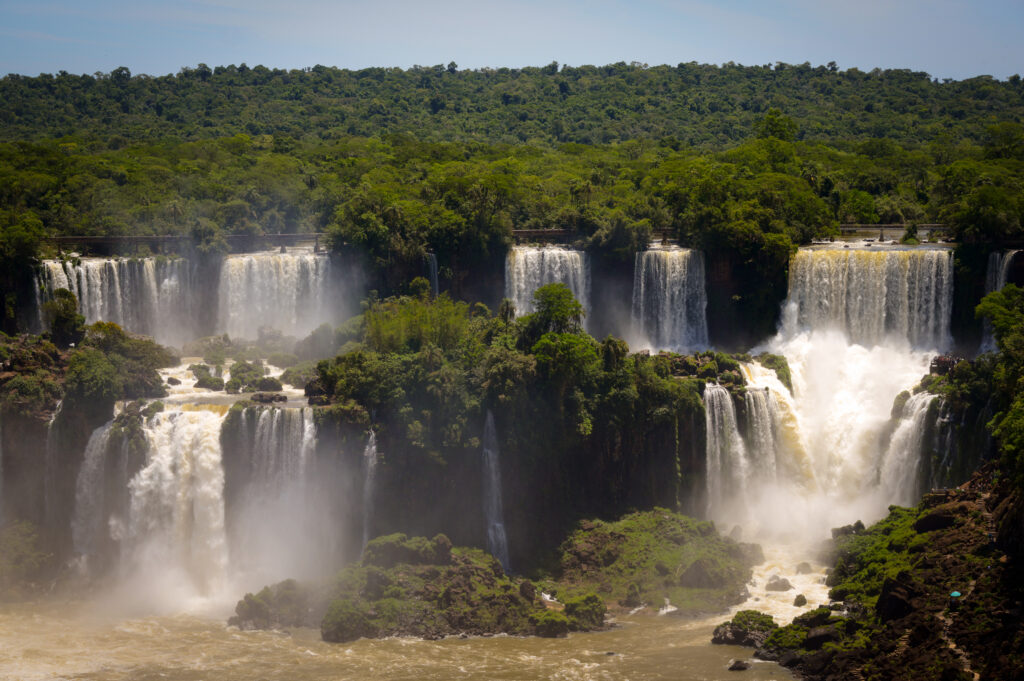 Vue panoramique des chutes d'Iguazú avec plusieurs cascades dans la jungle, Argentine