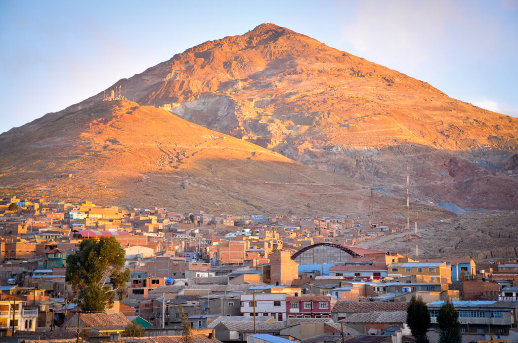 Vue sur la mine du Cerro Rico surplombant les toits coloniaux de Potosí