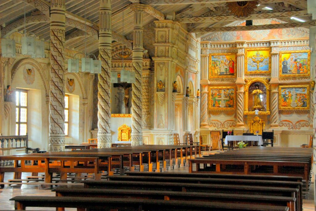 Intérieur peint de l'église jésuite de San Javier avec colonnes torsadées et autel doré, Bolivie
