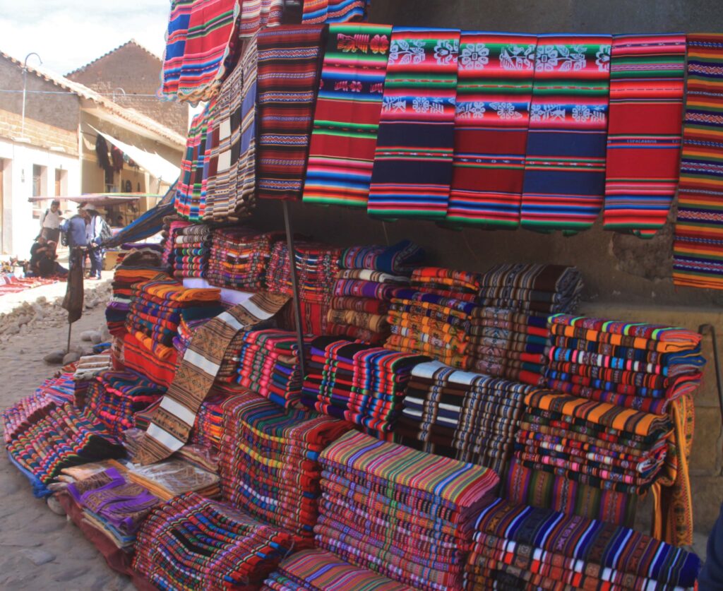 Marché artisanal de Tarabuco près de Sucre avec tissus tissés colorés et étals traditionnels