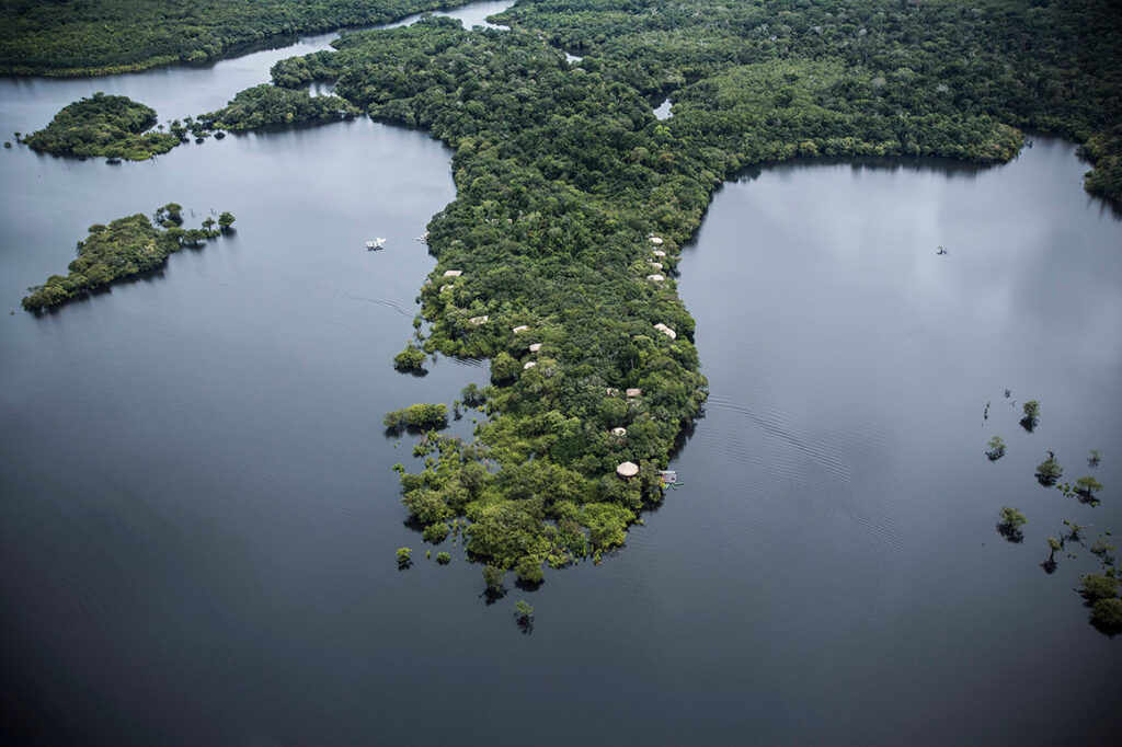 Vue aérienne d'un lodge en forêt amazonienne entouré d'eau, Amazonie brésilienne