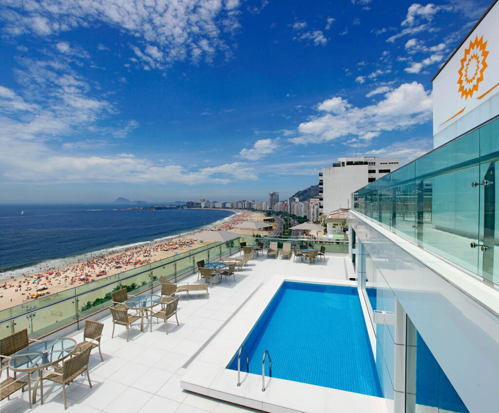 Piscine sur toit-terrasse d'hôtel avec vue sur la plage de Copacabana à Rio
