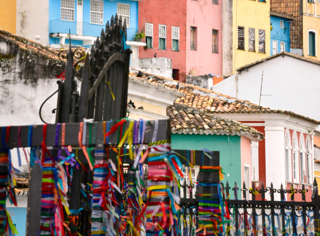 Rubans colorés de Bonfim noués sur une grille, façades pastel du Pelourinho à Salvador da Bahia