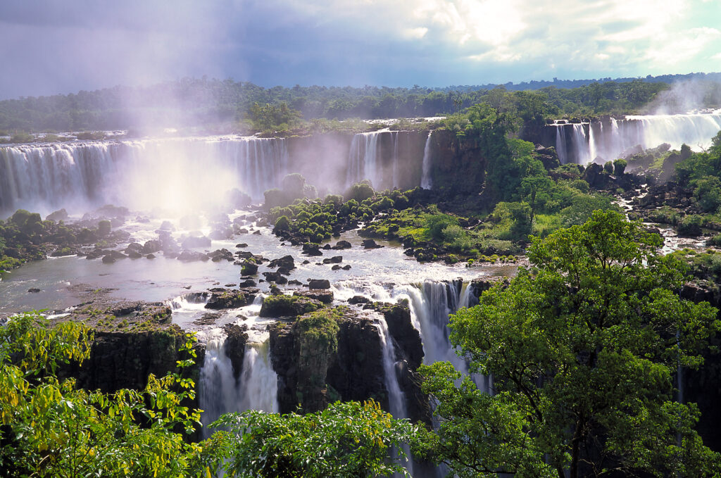 Brésil-Iguazu-Vue panoramique des chutes d'Iguaçu