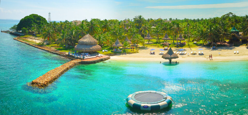Vue aérienne d'un resort avec paillotes, jetée en pierre et trampoline flottant, île de Múcura