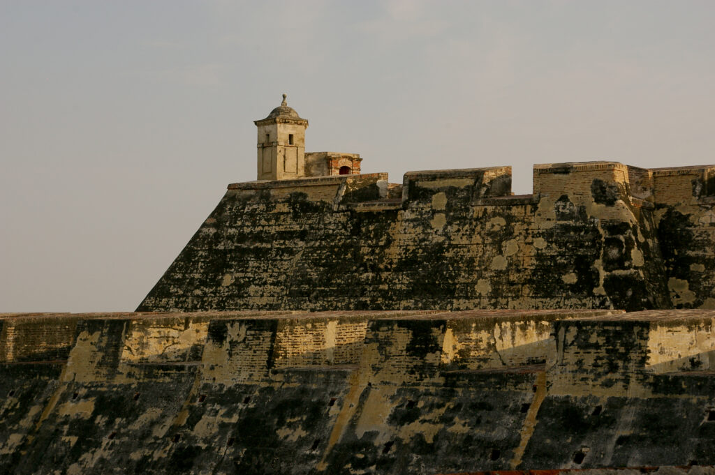 Muraille du fort San Felipe de Barajas avec guérite de guet à Carthagène, Colombie