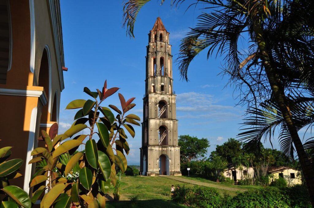 Vue sur les anciennes plantations sucrières et la tour de Manaca Iznaga près de Trinidad