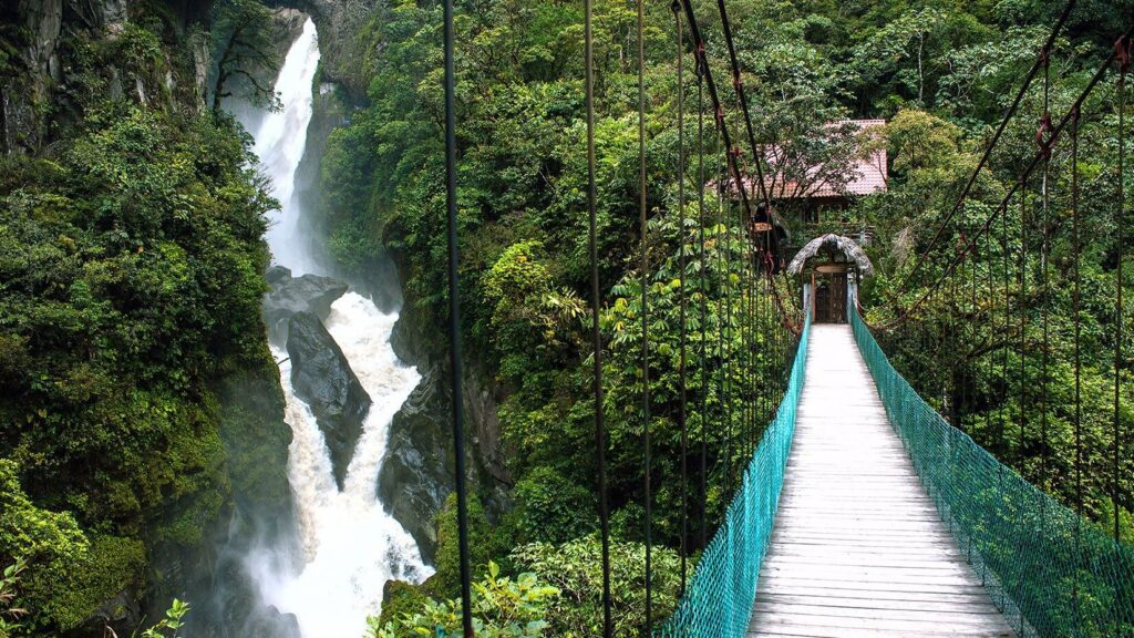 Pont suspendu face à la cascade Pailón del Diablo entourée de forêt tropicale équatorienne