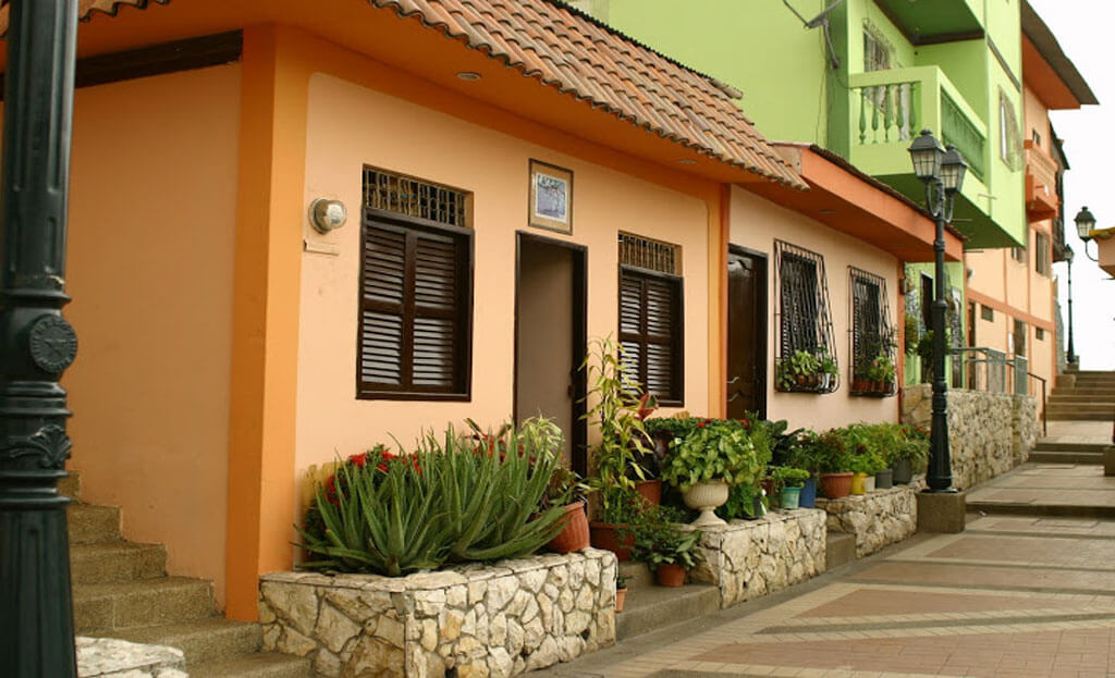 Maisons colorées et plantes en pots dans une ruelle du quartier Las Peñas à Guayaquil, Equateur