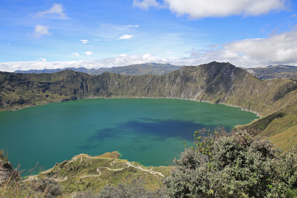 Lagune turquoise du cratère Quilotoa entourée de montagnes près de Chugchilán, Équateur