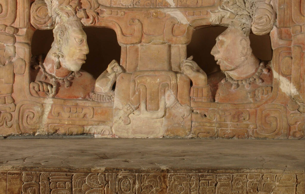 Sculpture en stuc maya représentant deux visages, façade décorée avec glyphes, Guatemala