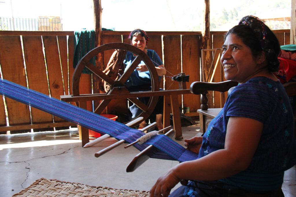 Femmes mayas filant la laine et tissant au métier à ceinture, lac Atitlán, Guatemala