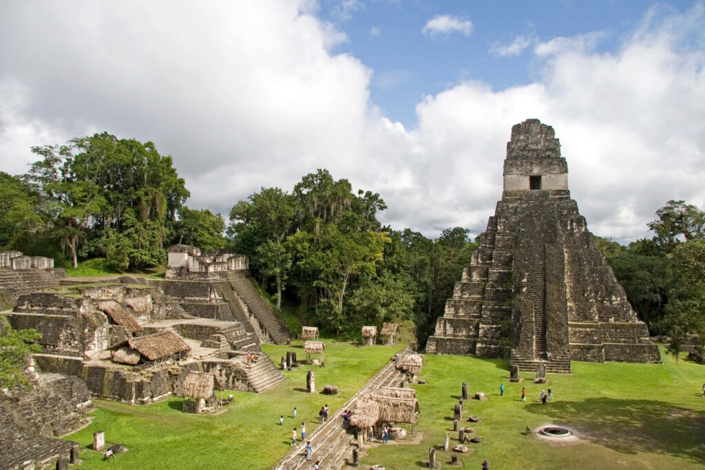 Grande place de Tikal avec le Temple du Jaguar et ses pyramides mayas entourées de jungle, Guatemala