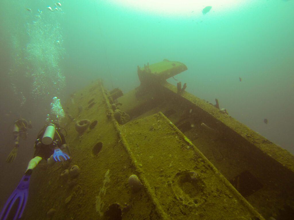 Plongeur explorant une épave de navire immergée près des îles de la Bahia, Honduras