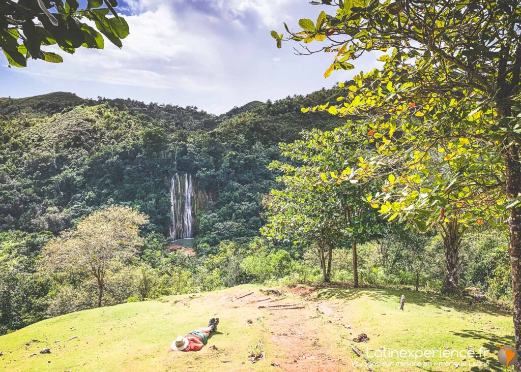 Vue sur la cascade El Limon depuis un point de vue verdoyant, voyageur allongé, Samana