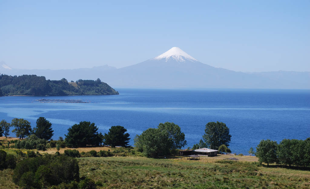 Vue du lac Llanquihue et du volcan Osorno enneigé, sans maisons colorées visibles au Chili