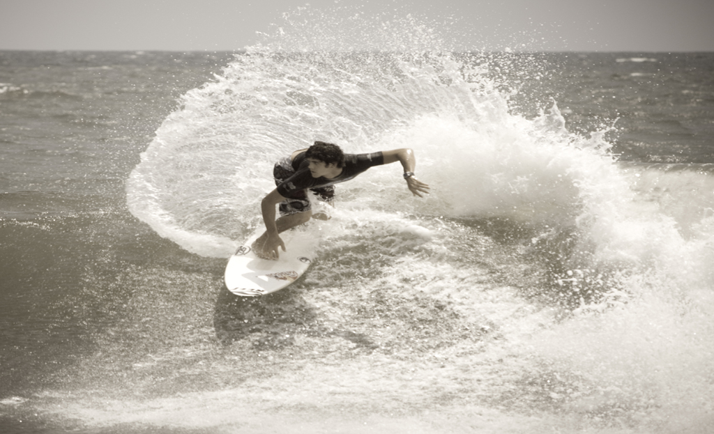 Surfeur en action sur une vague, plage du Salvador réputée pour le surf