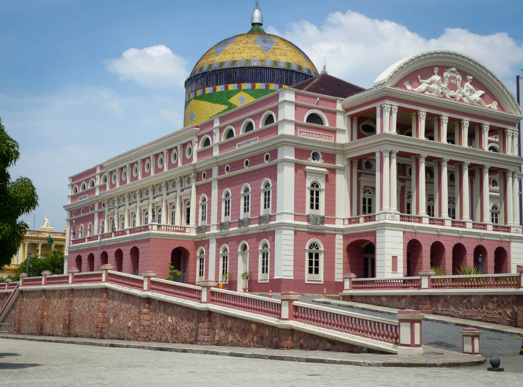 Théâtre Amazonas rose orné avec dôme mosaïqué coloré, place principale de Manaus, Brésil