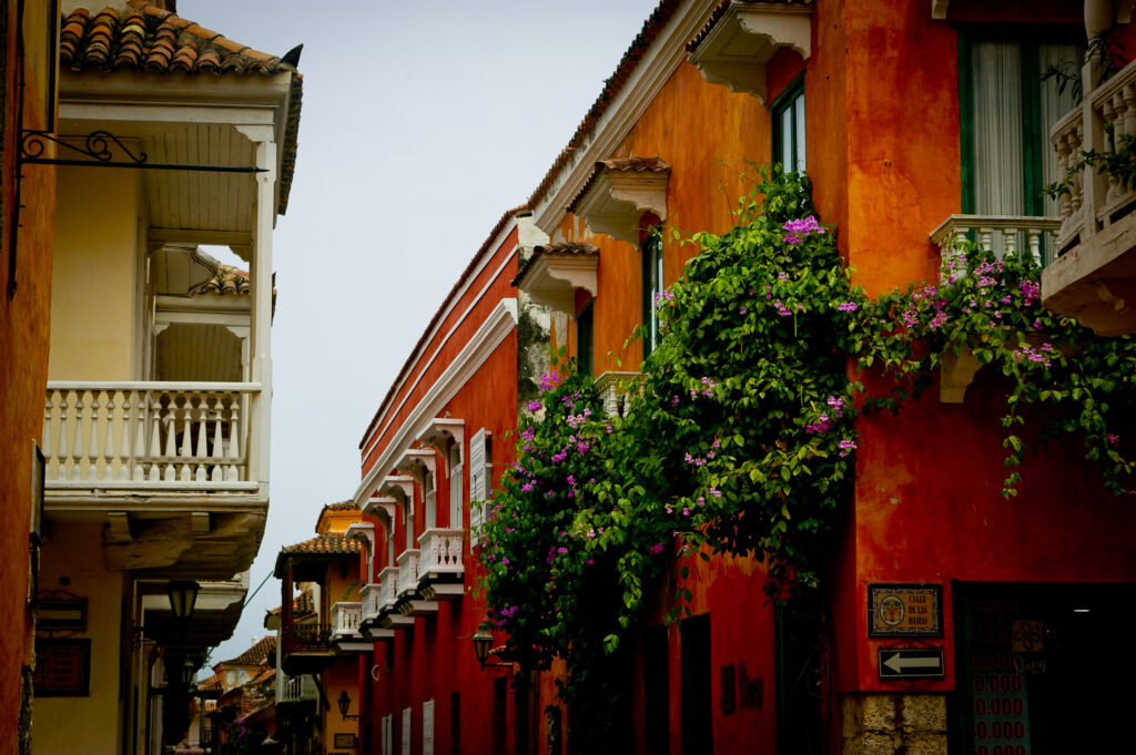 Ruelles colorées et façades coloniales du centre historique de Carthagène, Colombie