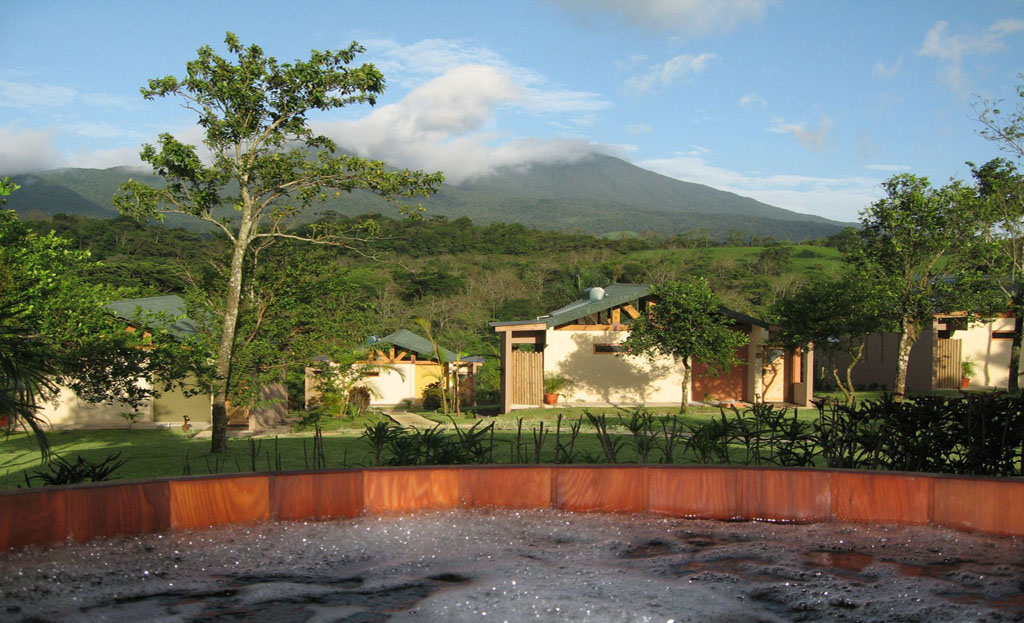 Bungalows en bois avec vue sur le volcan Tenorio depuis un jacuzzi extérieur, Costa Rica