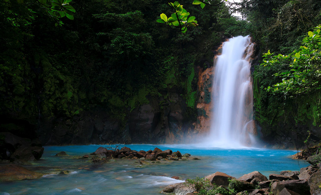Cascade du Rio Celeste tombant dans un bassin turquoise, forêt du volcan Tenorio, Costa Rica