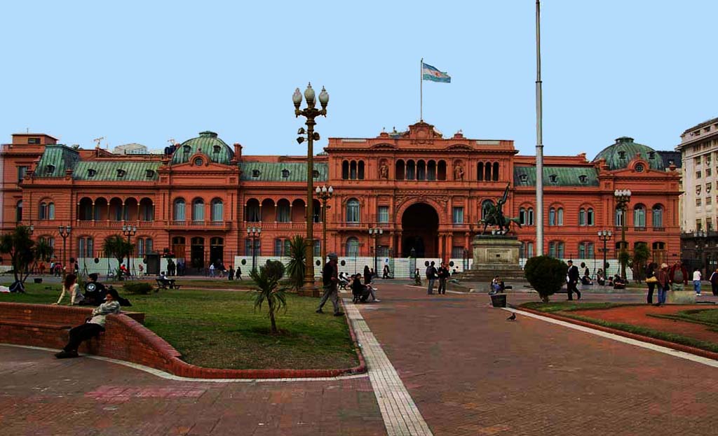 Casa Rosada et Plaza de Mayo à Buenos Aires, palais présidentiel argentin avec statue équestre
