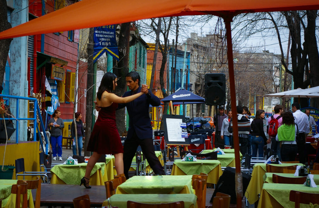 Couple dansant le tango dans une rue de La Boca à Buenos Aires, Argentine