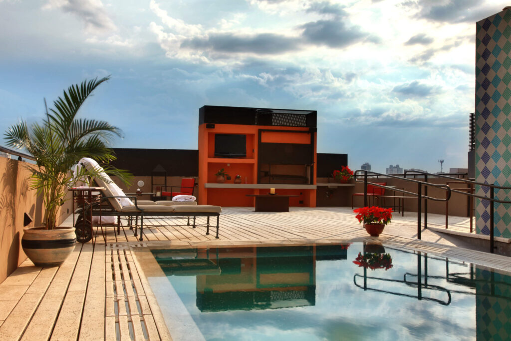 Piscine sur toit-terrasse d'hôtel à Buenos Aires avec transats et vue sur la ville