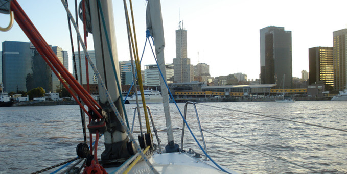 Vue depuis le pont d'un voilier sur le Rio de la Plata face aux gratte-ciels de Buenos Aires