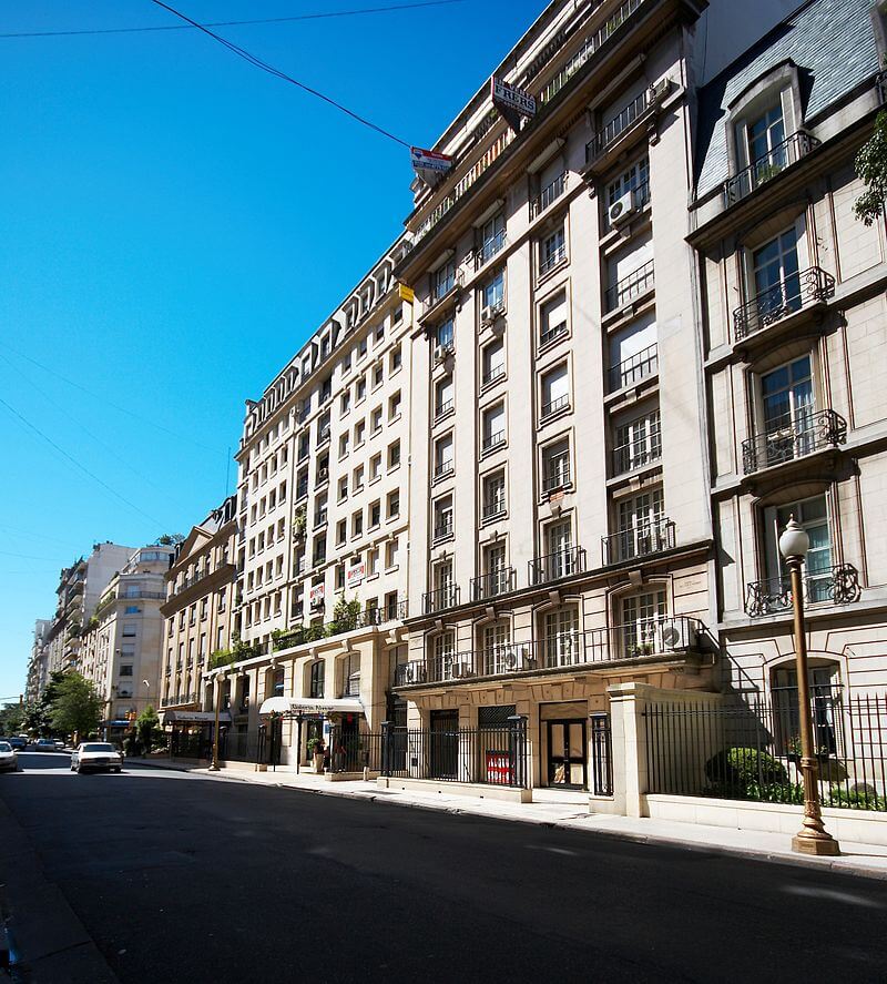 Immeubles haussmanniens et rue résidentielle d'un quartier chic de Buenos Aires, Argentine