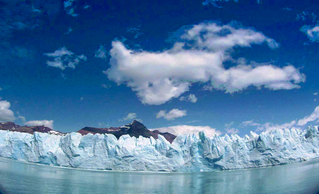 Front glaciaire du Perito Moreno et ciel bleu près d'El Calafate, Argentine