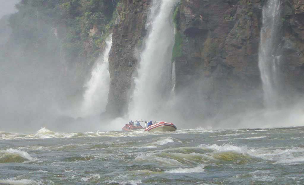 Bateau pneumatique avec touristes s'approchant des chutes d'Iguazu, Argentine