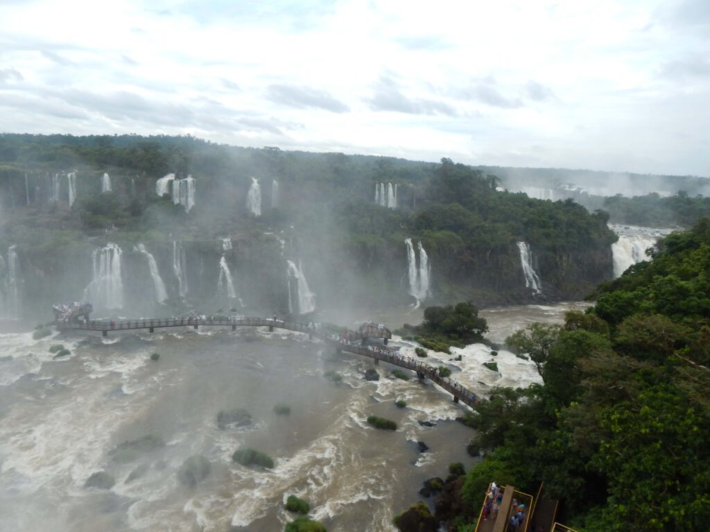 Passerelles surplombant les chutes d'Iguazu côté argentin, vue sur la jungle et les cascades