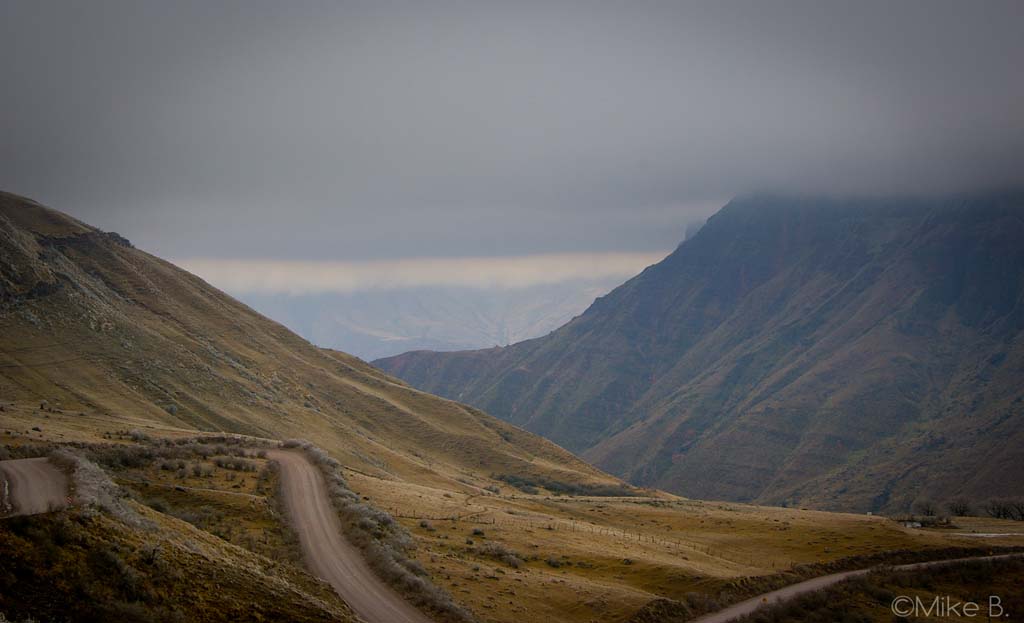 Route sinueuse entre montagnes andines reliant Salta à Cachi, nord-ouest argentin