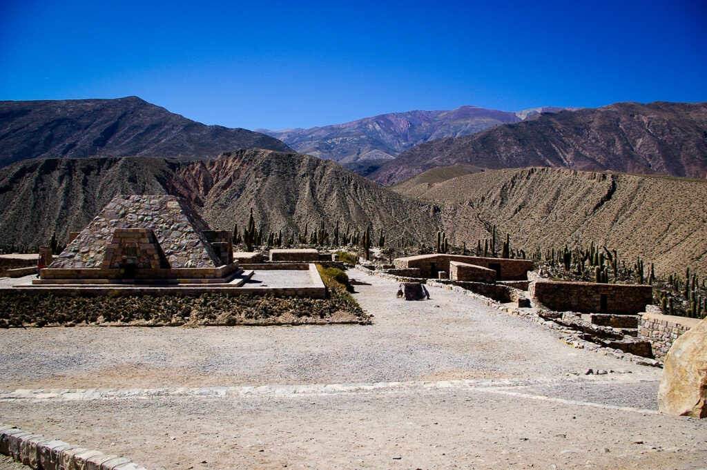 Site archéologique du Pucará de Tilcara avec pyramide en pierre et cactus, Argentine