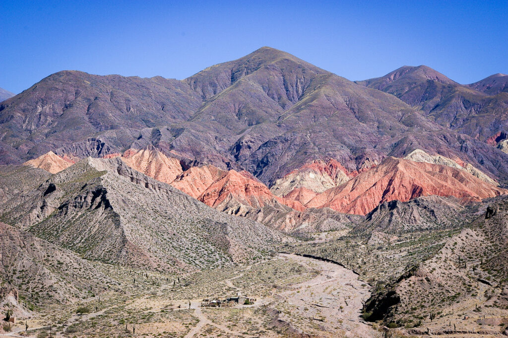 Vallée aride avec cactus et montagnes multicolores rouges et grises près de Salta, Argentine