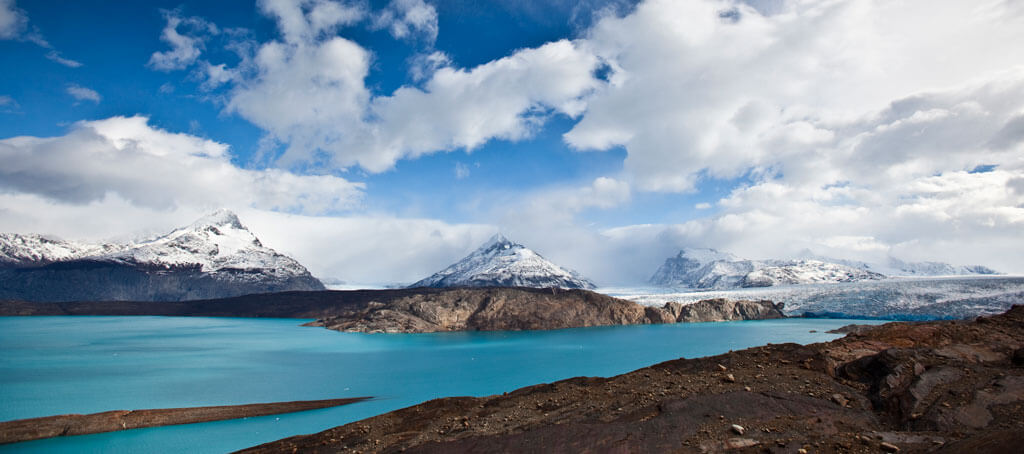 Vue panoramique du glacier Upsala, lac turquoise et montagnes enneigées en Patagonie argentine