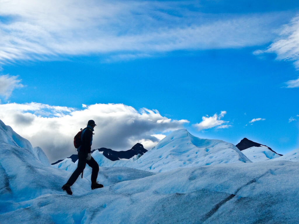 Randonnée en crampons sur la glace bleutée du glacier Perito Moreno près d'El Calafate
