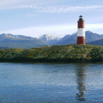 Phare rouge et blanc sur un îlot rocheux, canal de Beagle près d'Ushuaia, Argentine