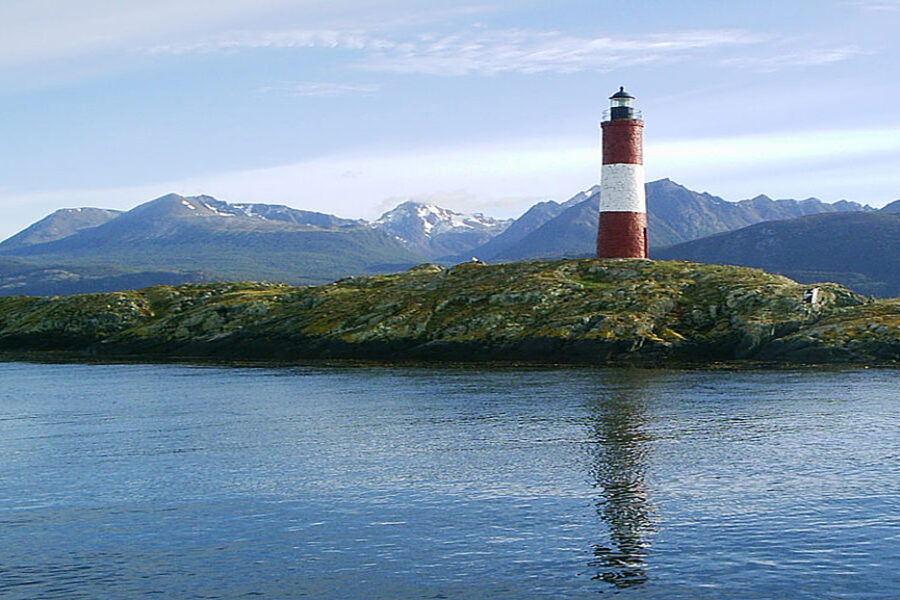 Phare rouge et blanc sur un îlot rocheux, canal de Beagle près d'Ushuaia, Argentine