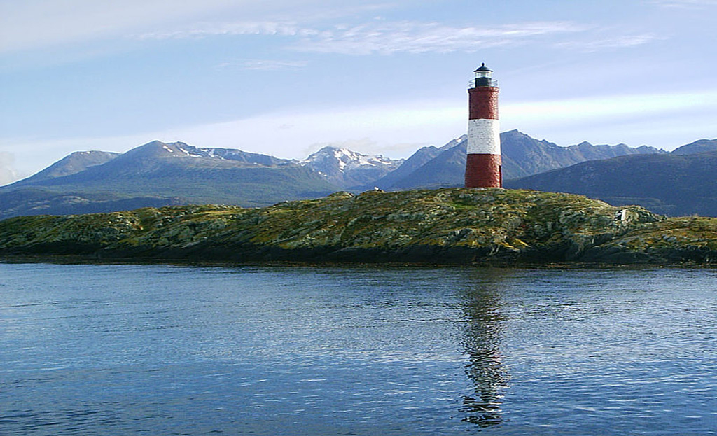 Phare rouge et blanc sur un îlot rocheux, canal de Beagle près d'Ushuaia, Argentine