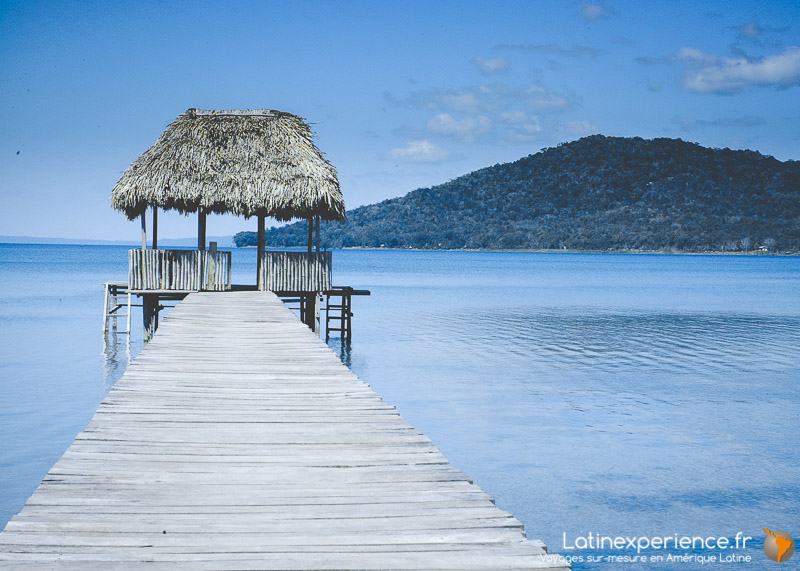 Ponton en bois avec palapa au toit de palme sur le lac Peten Itza, Guatemala