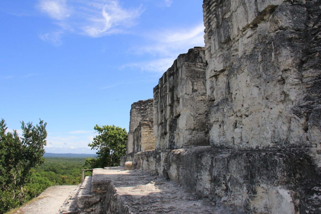 Mur de pierre au sommet d'un temple maya surplombant la jungle près de Flores, Guatemala