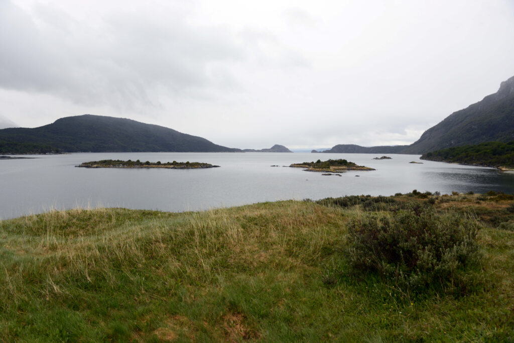 Petites îles boisées sur un canal entouré de collines près d'Ushuaia, Argentine