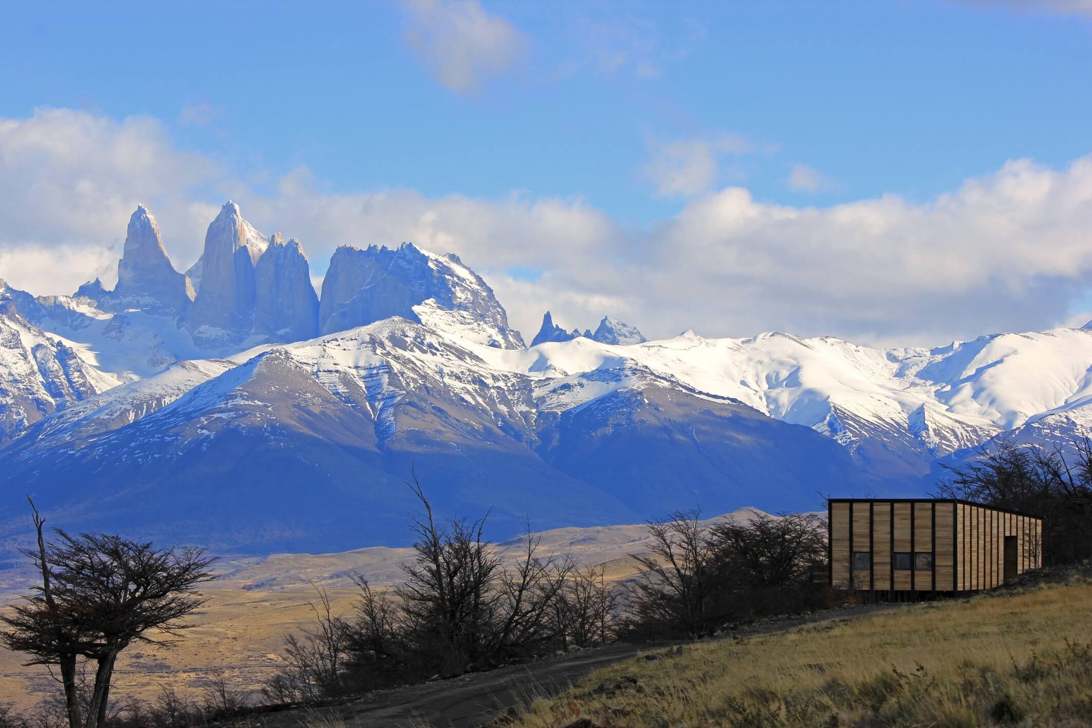 Villa en bois d'Awasi Patagonia face aux tours de granit de Torres del Paine enneigées