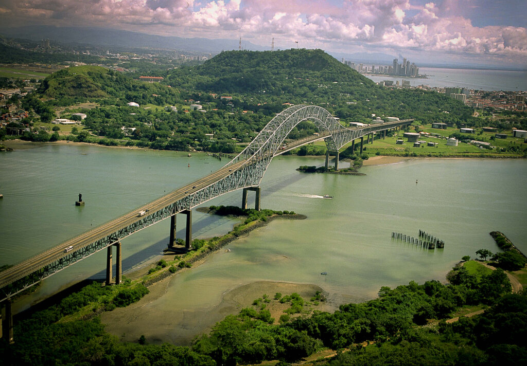 Vue aérienne du pont des Amériques enjambant l'entrée du canal de Panama City