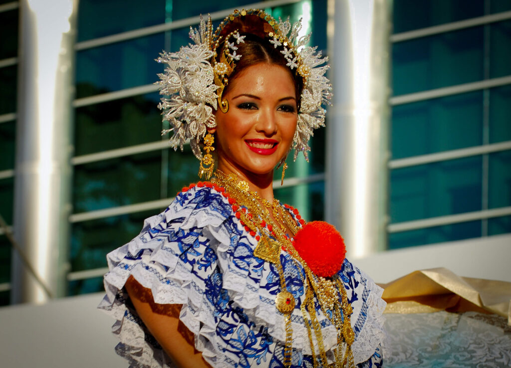 Femme souriante en pollera traditionnelle panaméenne avec bijoux dorés et coiffe fleurie, Panama